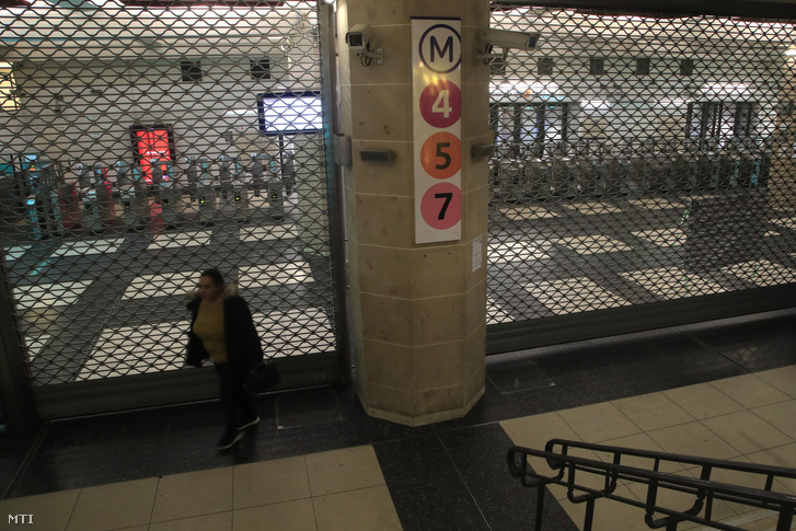 Bezárt párizsi metróállomás