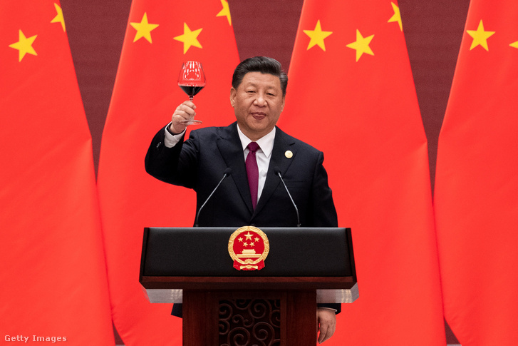 Hszi Csin-ping kínai elnök beszédet mond az Egy övezet, egy út kezdeményezésről (BRI) szóló második nemzetközi fórum üdvözlő banketten Pekingben 2019. április 26-án