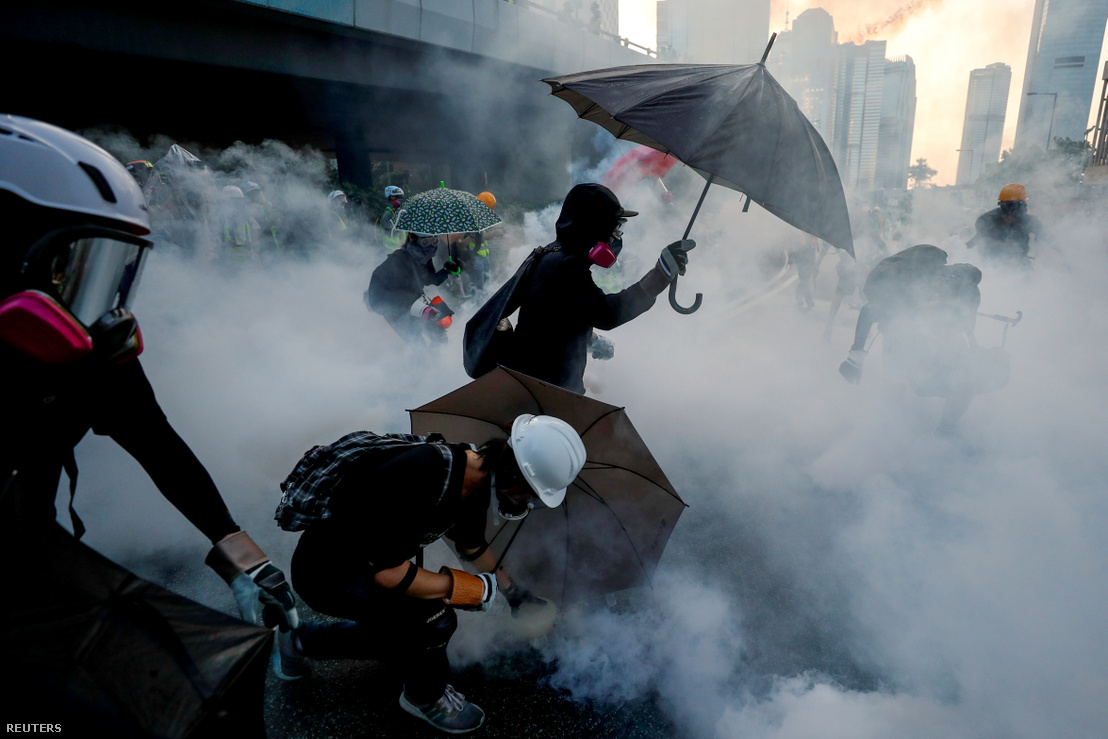 Hongkongi tüntetők esernyőkkel és gázmaszkokkal védik magukat a rendőrségi könnygáz ellen 2019 szeptemberében