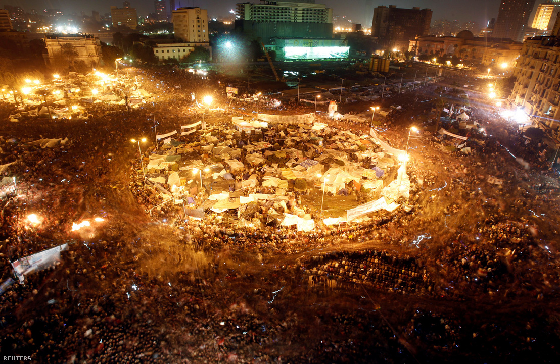 Tüntetők ünnepelnek a kairói Tahrír téren 2011. február 11-én, miután Hoszni Mubarak elnök bejelentette lemondását