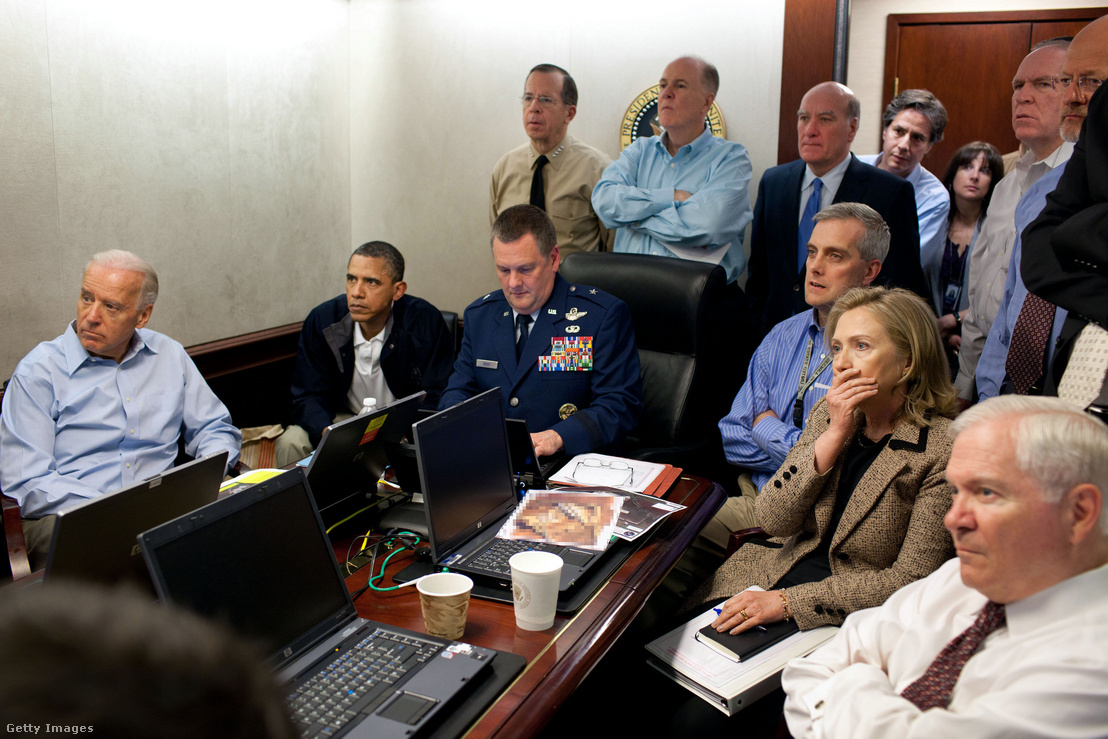 Barack Obama elnök és az amerikai vezetés figyeli az Oszama bin Laden rejtekhelye ellen indított akciót 2011. május 1-jén