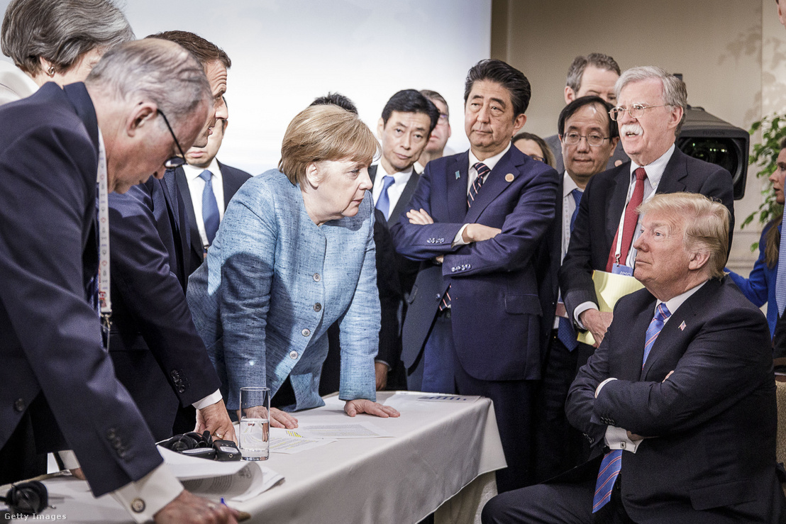 Ikonikus fotó a 2018. június 9-én tartott G7-csúcsról. Mindegyik vezető fotósa úgy próbálta elkészíteni ugyanezt a képet, hogy a saját főnöke látszódjon a legelőnyösebb pozícióban a képen.