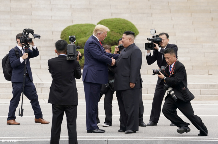 Donald Trump 2019. június 30-án találkozott Kim Dzsongun észak-koreai diktátorral a demilitarizált zónában, és rövid időre át is lépett Észak-Korea területére