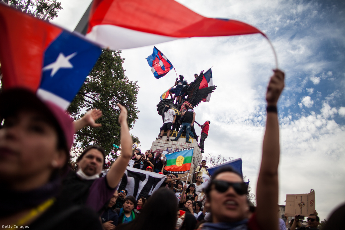 Több ezren tüntetnek Santiagóban a chilei kormány ellen 2019 októberében