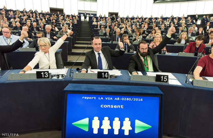 Manfred Weber (középen) és Szájer József (jobbra) szavaz a párizsi klímamegállapodásról az Európai Parlament plenáris ülésén Strasbourgban 2016. október 4-én