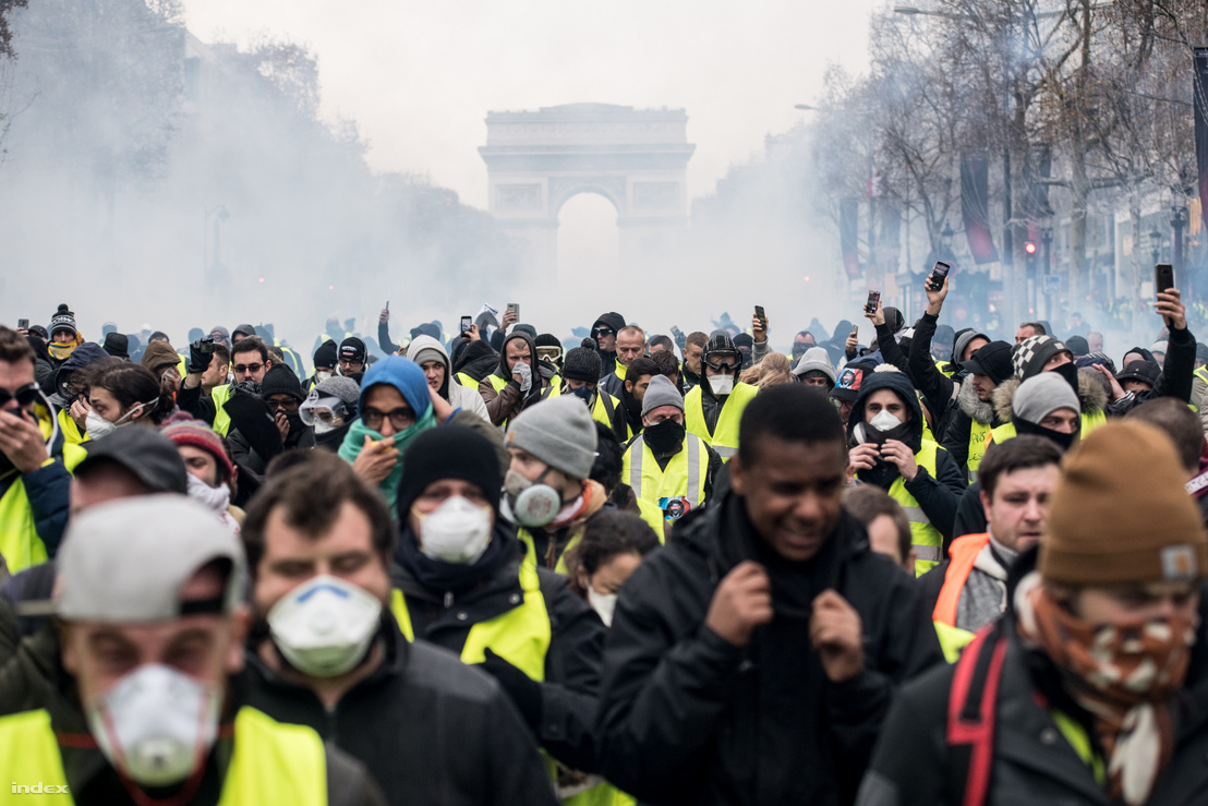 Sárgamellényes tüntetők könnygázfelhőben a párizsi Champs-Élysées-n 2018 végén