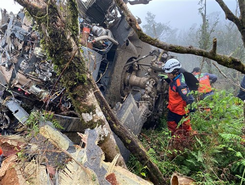 UH-60M Black Hawk lezuhant a tajvani Wulai régióban található hegyekben helyi idő szerint 7:54-kor. 5 embert sikerült megmenteni, 8-an elhunytak a balesetben