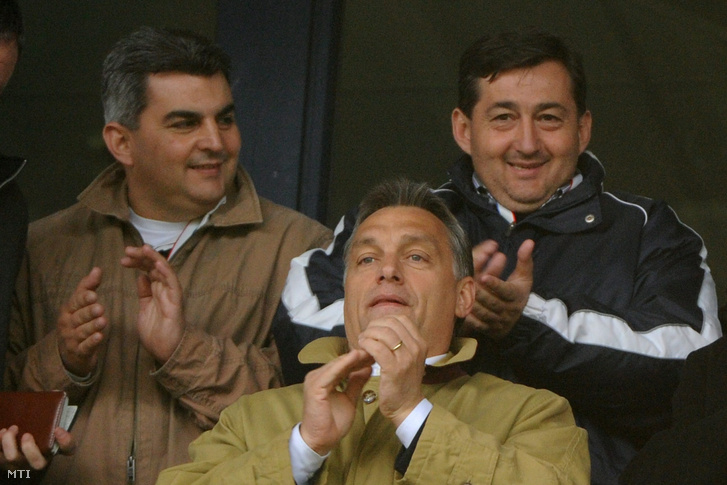 Balról-jobbra: Mészáros János, Orbán Viktor és Mészáros Lőrinc a 2010-es Videoton FC - Újpest mérkőzés a díszpáholyában