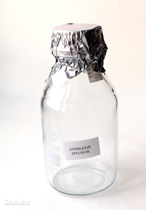 Ilyen sterilizált üvegekben jutott el a mintavételtől a vizsgálatig a víz