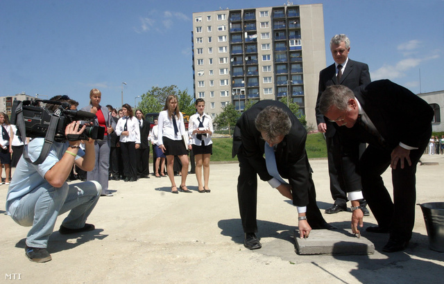 Hiller István  oktatási és kulturális miniszter és Káli Sándor  polgármester közösen elhelyezik Miskolcon az Avasi Gimnázium új épületének alapkövét 2007-ben