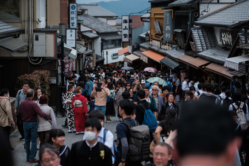 A Japánban található Kiotóban sokszor lépni is alig lehet az odalátogatóktól, akiknek a száma évente meghaladja a 7 milliót. Külön probléma, hogy a turisták zaklatják a gésákat, mivel sokszor a beleegyezésük nélkül szelfiznek velük.