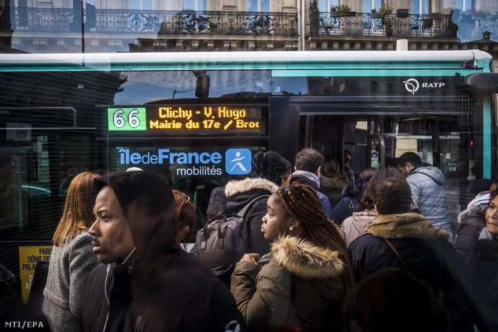 Buszva várakozó utasok a párizsi Saint Lazare pályaudvarnál a kormány tervezett nyugdíjreformját ellenző közlekedési dolgozók általános sztrájkjának huszonnyolcadik napján 2020. január 2-án.