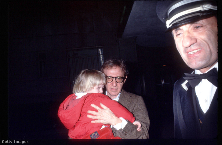 Woody Allen (középen) és fia, a ma Ronan néven élő Satchel 1993. április 10-én New Yorkban, miután Mia Farrow gyermekelhelyezési pert adott be Satchel és adoptált lánya, Dylan miatt, azután hogy felfedezte viszonyát Soon Yivel