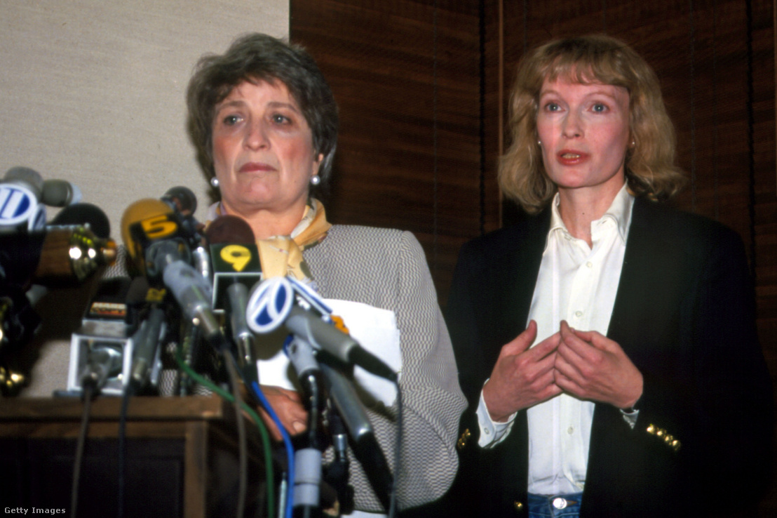 Mia Farrow (jobbra) és ügyvédje sajtótájékoztatót tartanak New Yorkban, miután megnyerték a gyermekelhelyezési pert Woody Allennel szemben 1993. június 7-én