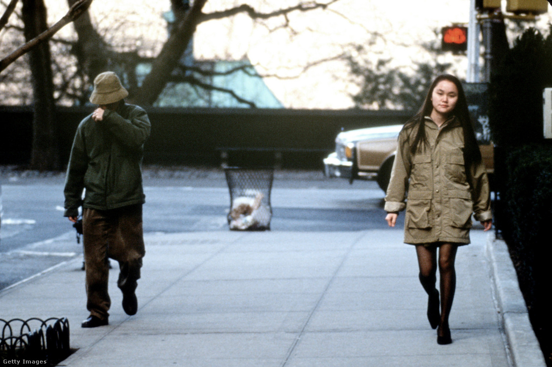 Woody Allen sétál barátnőjével Soon Yi Previnnel New Yorkban 1993. január 23-án