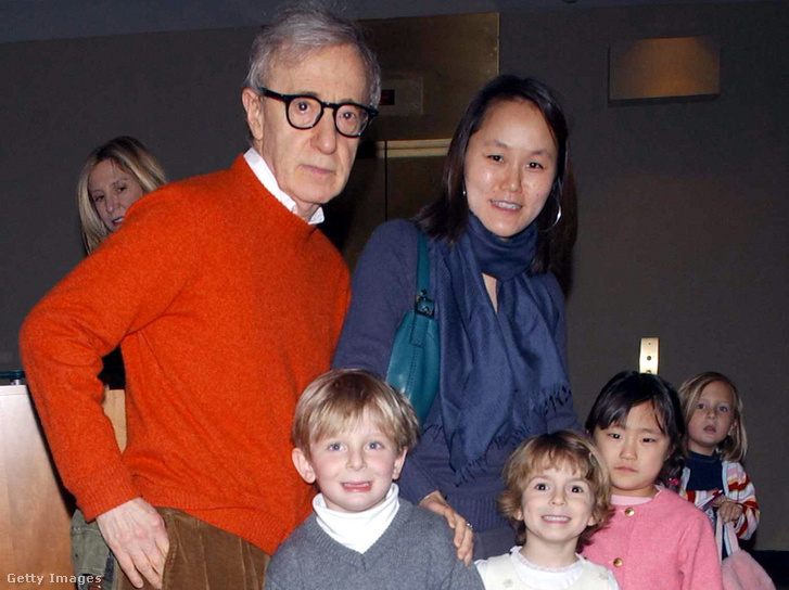Woody Allen és felesége, Soon-Yi Previn gyerekeikkel egy New York Knicks mérkőzésen 2005-ben, a Madison Square Gardenben