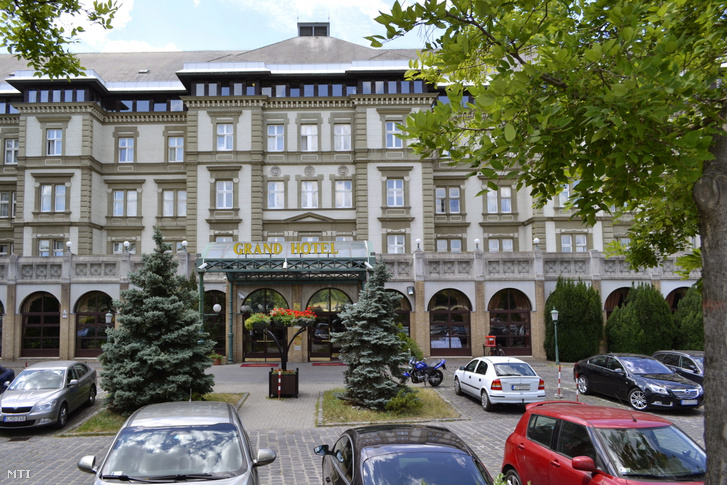 A Grand Hotel Margitsziget épülete és gépkocsi parkolója