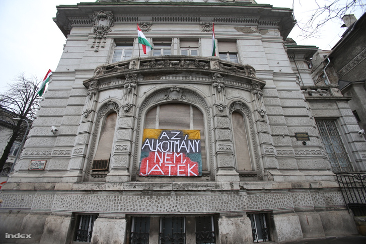 Protest sign on the Fidesz HQ reading "The constitution is not a toy" on 7 March 2013.