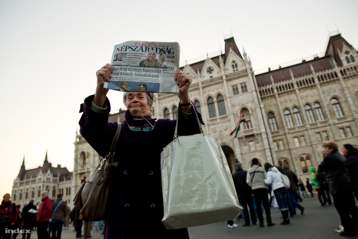 Protester holding the last official issue of Népszabadság in front of the Hungarian Parliament on 8 October 2016.