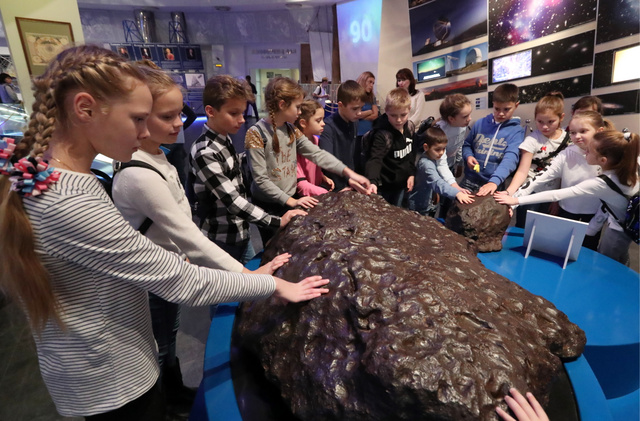 Moszkvai gyerekek meteoritdarabok között