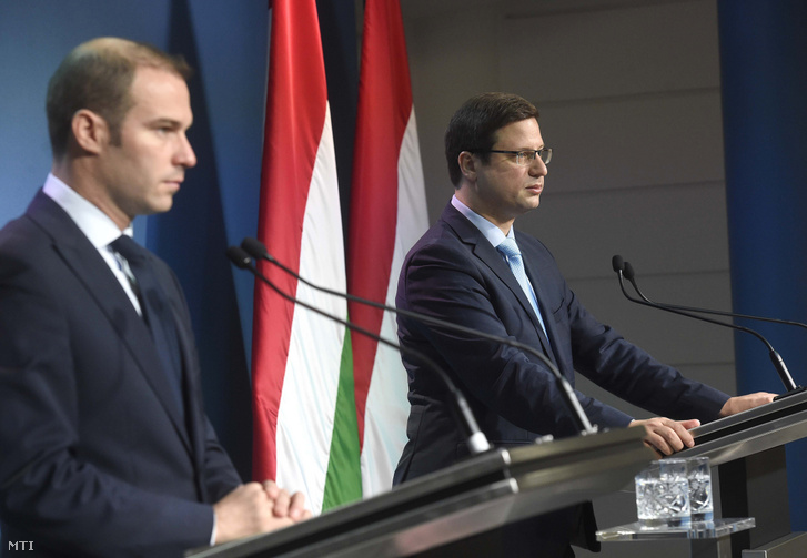 Gulyás Gergely Miniszterelnökséget vezető miniszter és Hollik István kormányszóvivő a Kormányinfó sajtótájékoztatón a Miniszterelnöki Kabinetiroda sajtótermében 2019. december 19-én.