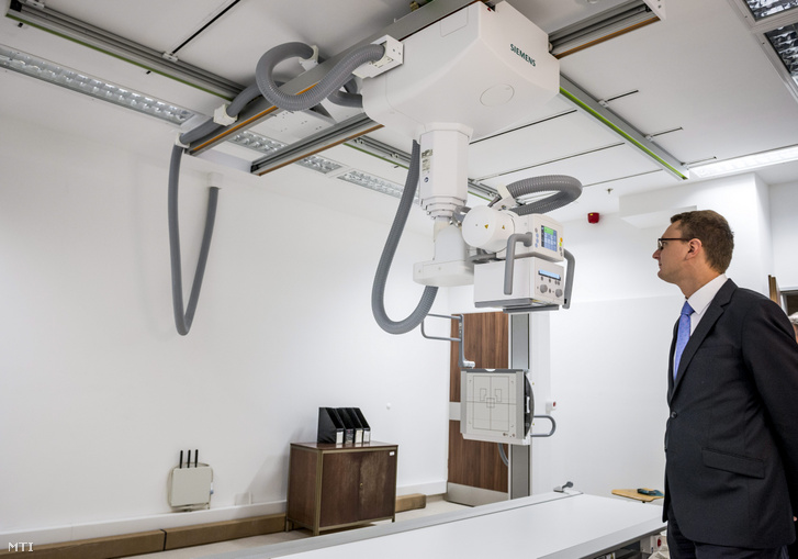 Rétvári Bence, az Emberi Erőforrások Minisztériumának parlamenti államtitkára megtekint egy Siemens gyártmányú röntgenberendezést a tatabányai Szent Borbála Kórház új központi épületében 2015. október 14-én, az épület átadásának napján.
