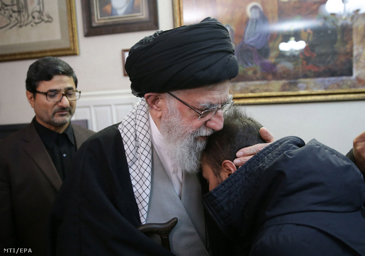 Ali Hámenei ajatollah, Irán legfőbb vallási és politikai vezetője megöleli az amerikai légi csapásban elhunyt Kászim Szulejmáni tábornok fiát a tábornok családjánál tett látogatás során Teheránban 2020. január 3-án.