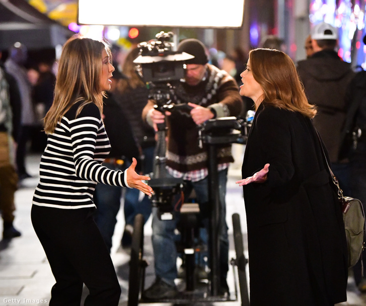 Jennifer Aniston és Reese Witherspoon a The Morning Show című sorozatuk forgatásán.