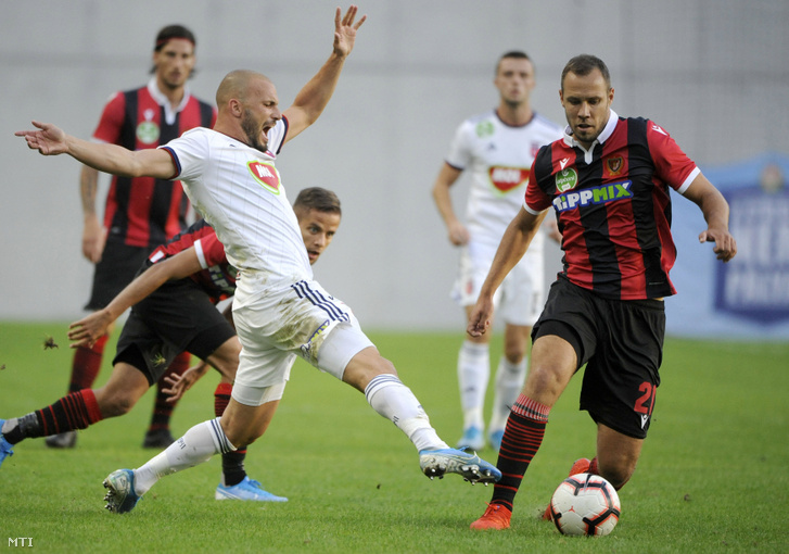 A kispesti Vadócz Krisztián és a székesfehérvári Huszti Szabolcs a labdarúgó OTP Bank Liga 6. fordulójában játszott Budapest Honvéd - MOL Fehérvár FC mérkőzésen a Hidegkuti Nándor Stadionban 2019. szeptember 14-én.