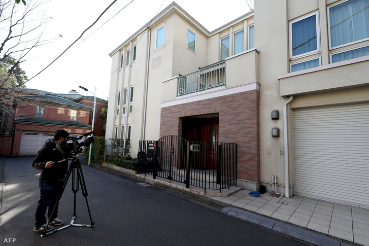 Egy operatőr filmezi a Carlos Ghosn tokiói házára szerelt kamerákat.