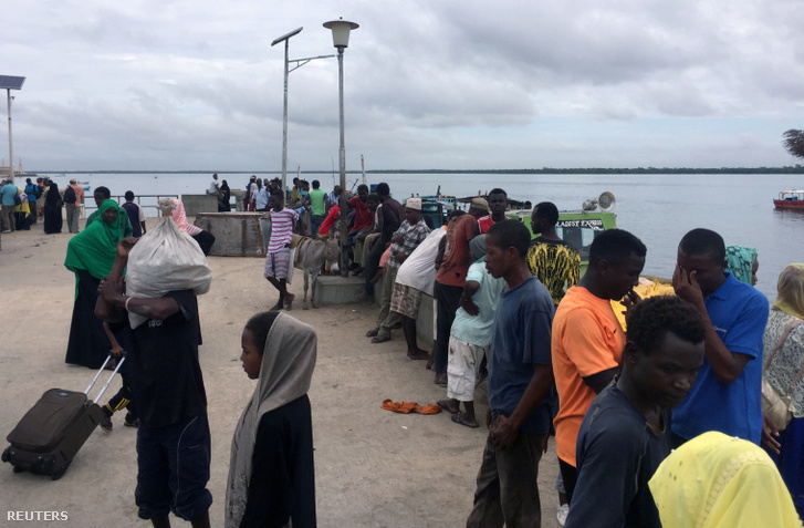 Utazók a támadás helyszínéhez közeli mólónál Lamu városában