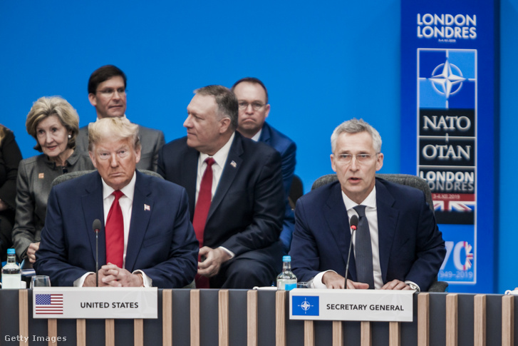 Jens Stoltenberg (jobbra) és Donald Trump a NATO londoni találkozóján 2019. december 4-én