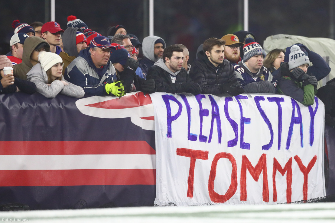 Patriots-szurkolók kérik egy molinón Tom Bradyt, hogy maradjon a csapat Tennessee Titans elleni mérkőzésén