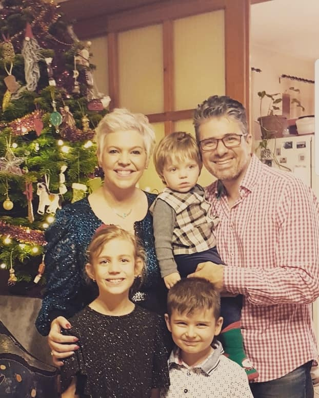 2019 karácsonyakor készült ez a kép. Balássy Betty és Varga Feri családi fotója úgy fest, akár egy képeslap.