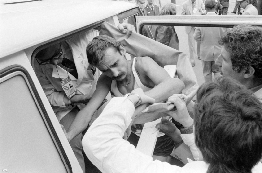 Mentőautóba segítik Markó Gábort, a Budapest Honvéd futóját, aki a 3000 méteres akadályfutás második körében a vizesároknál bukott, és súlyos könyöksérülést szenvedett. A versenyzőt ölben vitték le a pályáról, majd kórházba szállították. 1984. augusztus 17.