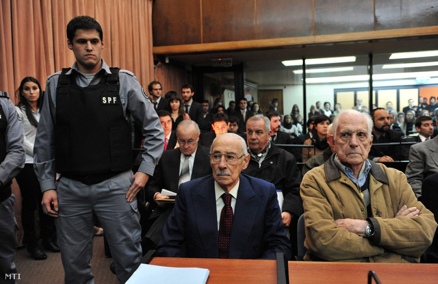 Jorge Rafael Videla (középen) és Reynaldo Bignone ítéletükre várnak