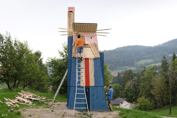 Donald Trump faszobra építés közben a szlovéniai Sela pri Kamnikuban 2019. augusztus 28-án