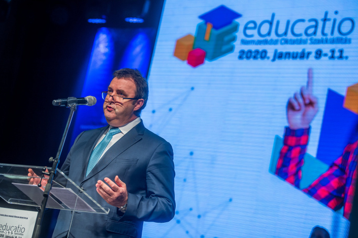 Palkovics László innovációs és technológiai miniszter beszédet mond a 20. Educatio Nemzetközi Oktatási Szakkiállítás megnyitóján a fővárosi Hungexpón 2020. január 9-én.