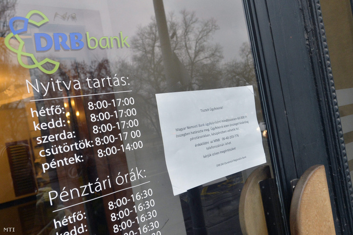 A DRB bankcsoport belvárosi bankfiókja a József Attila utcában 2015. február 26-án.
