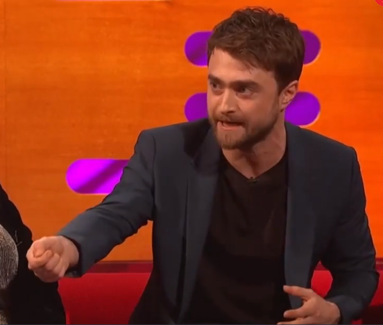 Radcliffe éppen azt magyarázza, hogy nyújtotta át neki az idegen az ötdolláros bankjegyet. Na persze! Forrás: BBC / Independent