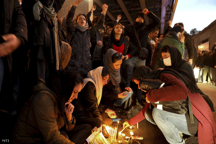 Az Ukrajna Nemzetközi Légitársasága lelőtt Boeing 737-800-as repülőgépének áldozatairól emlékeznek meg a teheráni Amir Kabir Egyetem előtt 2020. január 11-én.