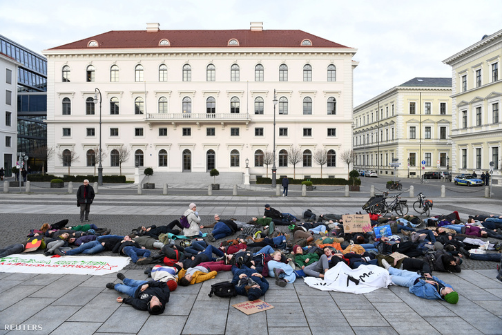 Klímaaktivisták a Siemens müncheni székházánál