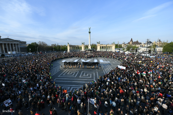 A CEU-törvény és a parlamenti elfogadás előtt álló civiltörvény ellen szervezett tiltakozás a budapesti Hősök terén 2017. április 12-én