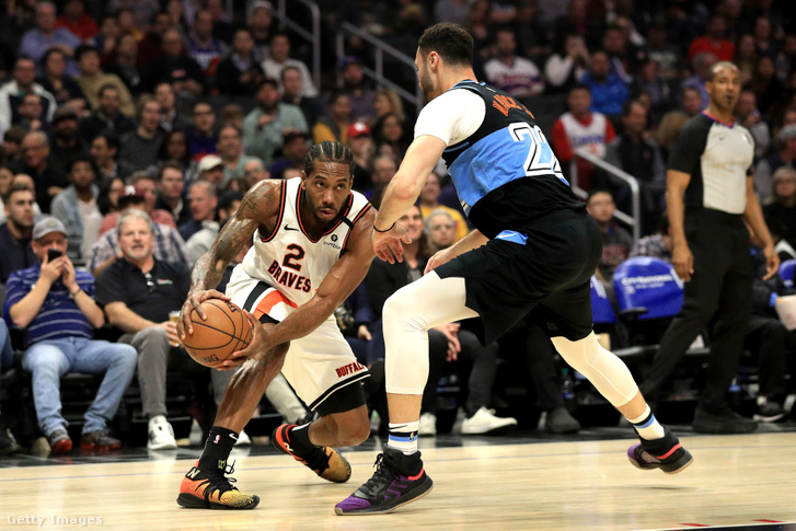 Kawhi Leonard fűzi át magát Larry Nance-en a Los Angeles Clippers–Cleveland Cavaliers-meccsen