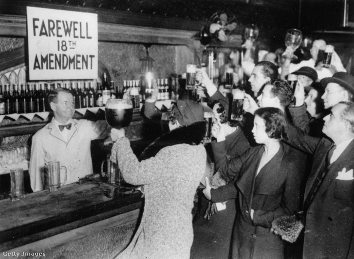 New York, 1933. A 18. alkotmánymódosítás és ezzel együtt a szesztilalom eltörlését természetesen koccintással ünnepelték az emberek.