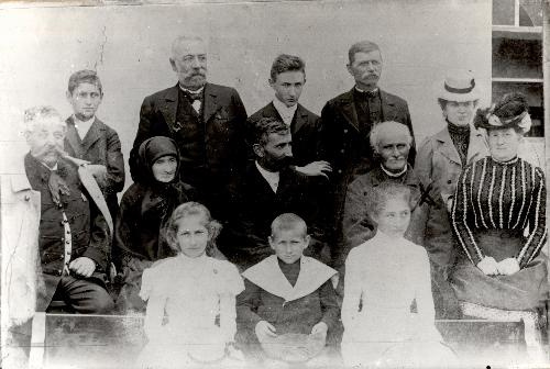 Benedek Elek családja 1895-ben: elöl ülnek jobbról balra Elek apó gyermekei (Mária, Elek, Flóra), a középső sorban az író felesége (Fischer Mária), édesapja (Benedek Huszár János), Benedek Elek, édesanyja (Benedek Marcella), a mellette ülő ismeretlen, a felső sorban balról van fia (János), a következő férfi ismeretlen, utána áll legnagyobbik fia (Marcell), mellette testvére (Benedek Huszár Gábor) és annak felesége (Nagy Levina)