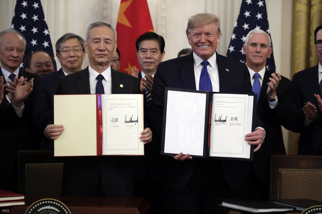 Liu He és Donald Trump a kézjegyével ellátott dokumentumot mutatja a Kínával kötendő amerikai kereskedelmi egyezmény első szakaszának aláírási ünnepségén a washingtoni Fehér Házban 2020. január 15-én.