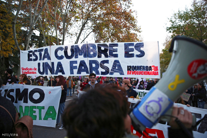 Résztvevők a globális felmelegedés elleni nemzetközi fellépést sürgető demonstráción az ENSZ Éghajlatváltozási Keretegyezménye 25. éves ülésének (COP25) idején Madridban 2019. december 6-án.