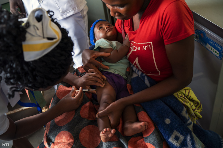 A 2019. december 10-én készült képen malária elleni védőoltást kap egy kisgyerek Malawiban. A világ első és egyetlen malária elleni védőoltását malawi ghánai és kenyai gyerekeken tesztelik egy kísérleti program részeként. Az egészségügyi világszervezetek csak akkor fogják a védőoltás használatát szélesebb körben is javasolni ha az a tesztalanyokon hatásosnak bizonyul.