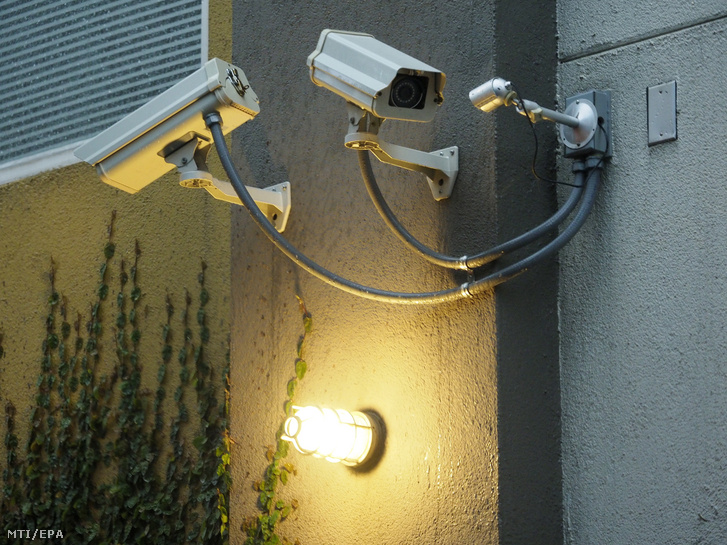 Térfigyelő kamerák San Franciscóban 2019. május 15-én. A San Franciscó-i városi tanács betiltotta az arcfelismerő szoftverek használatát a helyi hatóságoknak városi cégeknek. A döntés értelmében nem használhatnak ilyen rendszereket a városi tömegközlekedésben sem a rendőrségnél.